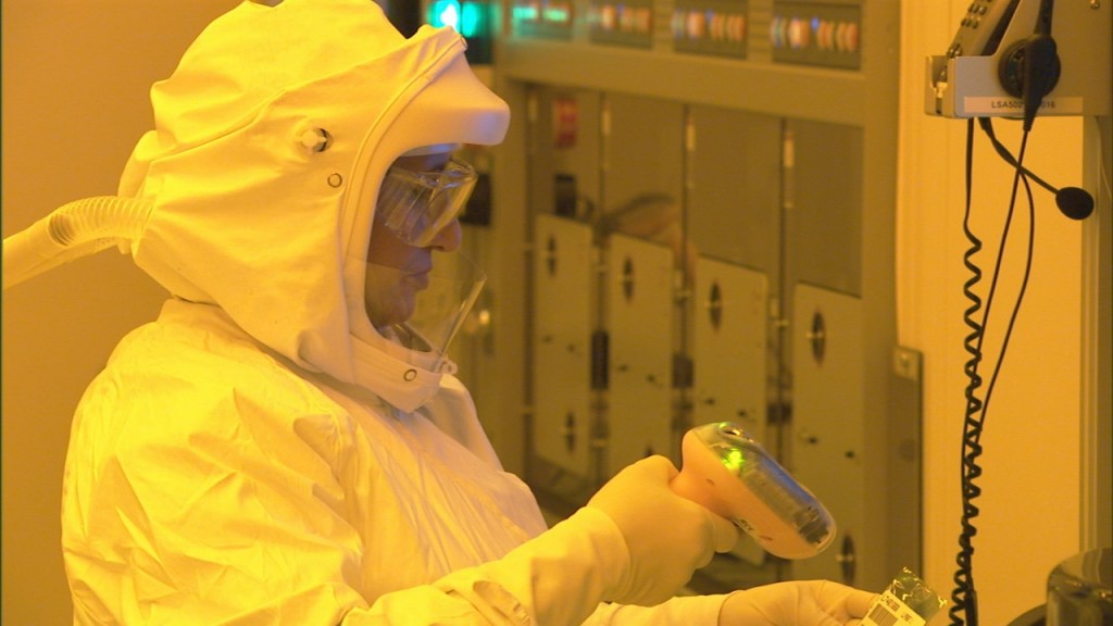 intel_semiconductor_cleanroom_suit_fab32