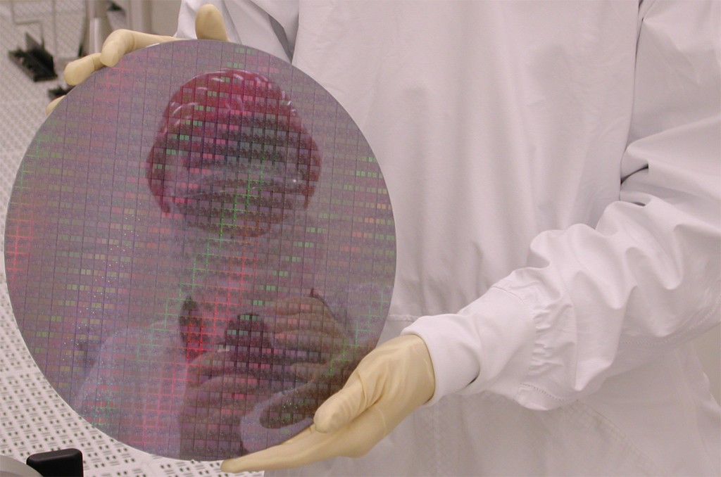 intel_ireland_semiconductor_chip_fab_300mm_wafer_2