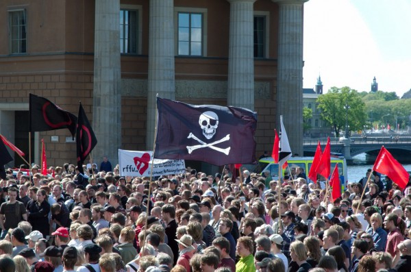 Mynttorget,_Stockholm_during_the_June_3,_2006_pro-piracy_protest