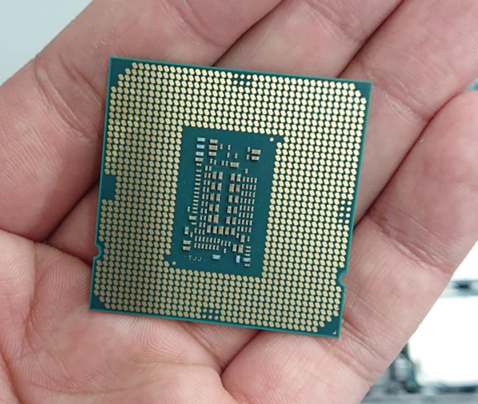 Intel Core i5-10400 CPU pictured with leaked release information 